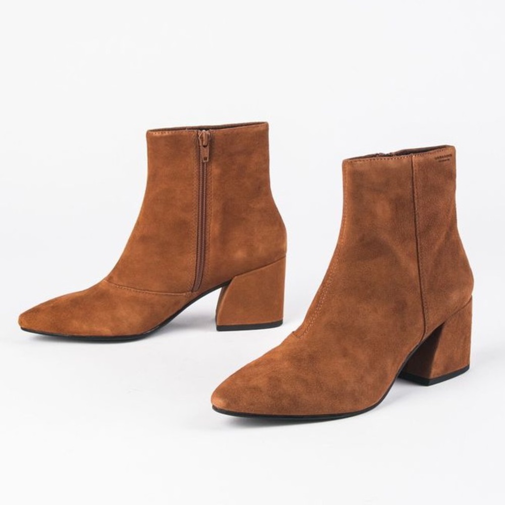 - Olivia-4817 Pointed Toe Boot

VAGAB…